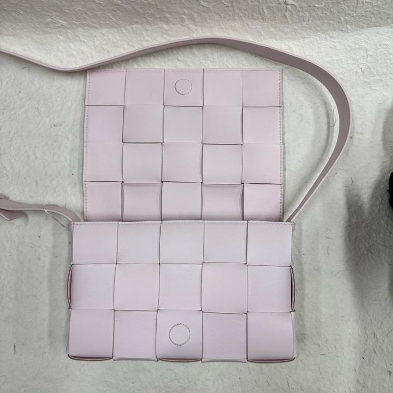 Bottega Veneta Cassette 15格馬卡龍粉色編織方塊斜挎包-1