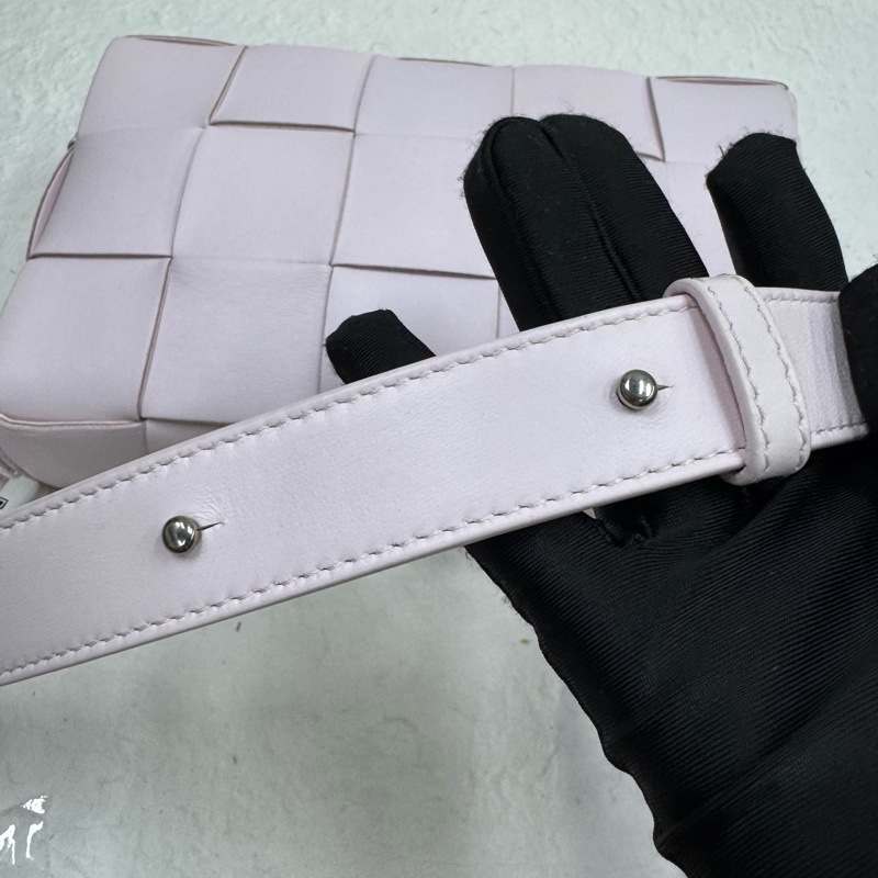 Bottega Veneta Cassette 15格馬卡龍粉色編織方塊斜挎包-3