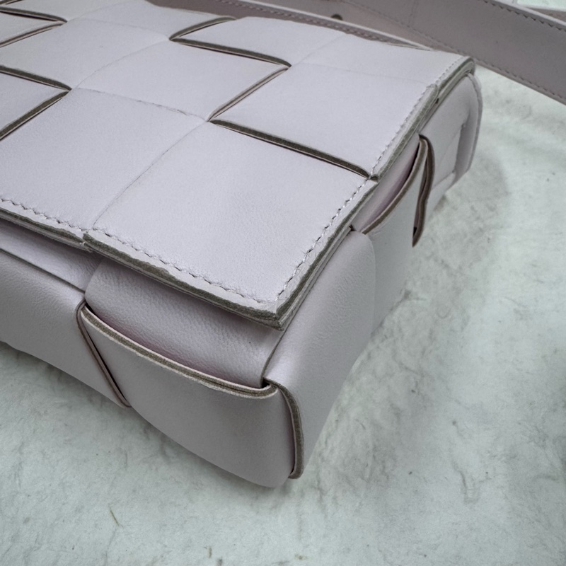 Bottega Veneta Cassette 15格馬卡龍粉色編織方塊斜挎包-5