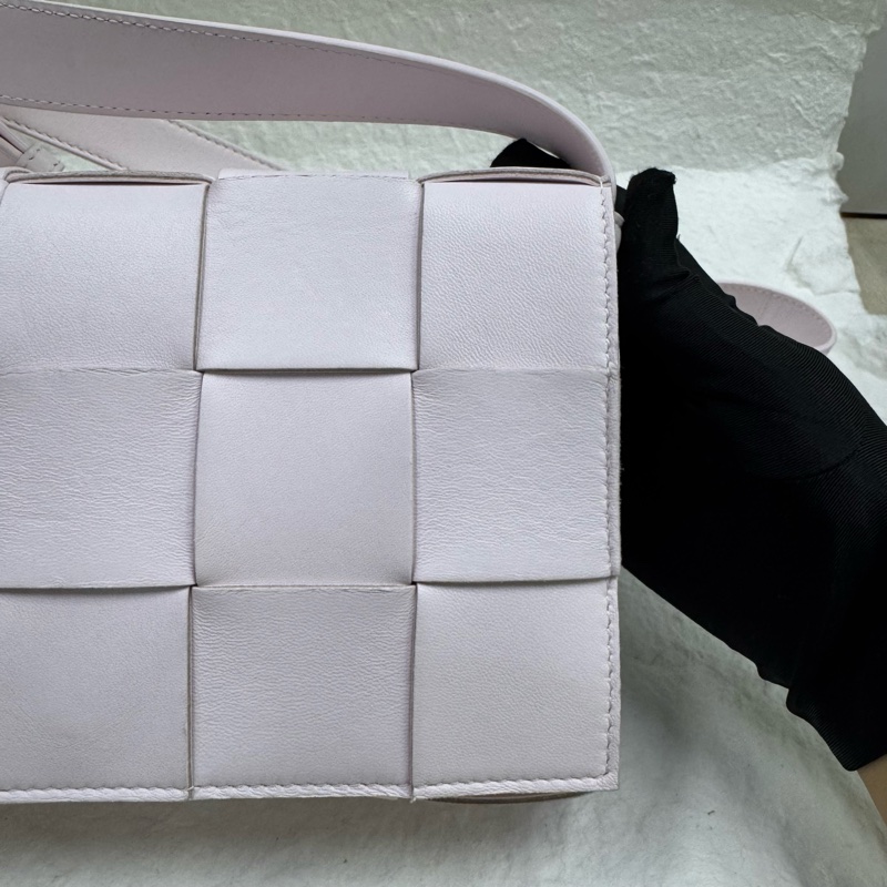 Bottega Veneta Cassette 15格馬卡龍粉色編織方塊斜挎包-7