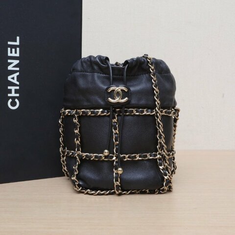 CHANEL 21C網格鏈條抽繩水桶包黑色羊皮30開淺金扣肩背包