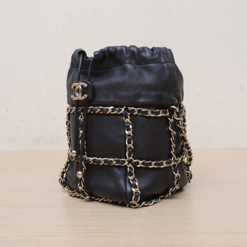 CHANEL 21C網格鏈條抽繩水桶包黑色羊皮30開淺金扣肩背包-2