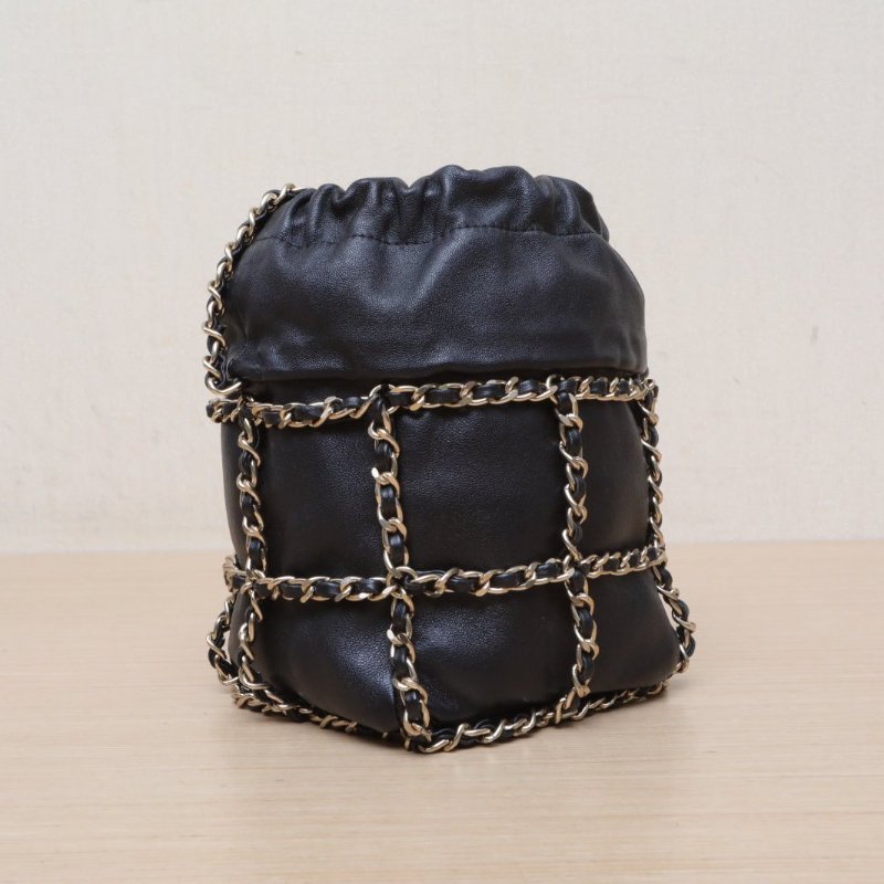 CHANEL 21C網格鏈條抽繩水桶包黑色羊皮30開淺金扣肩背包-4