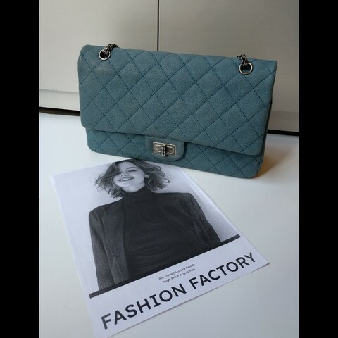 Chanel 銀鍊藍色霧面牛皮方釦肩側包 2.55