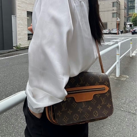 LV 開口笑斜背包