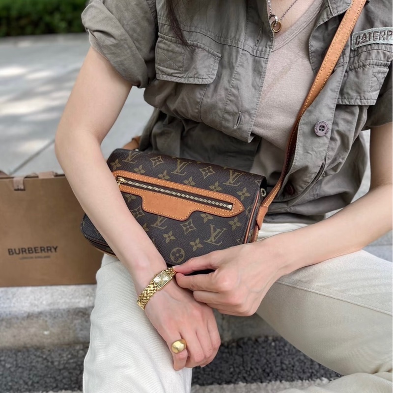 LV 開口笑斜背包-1