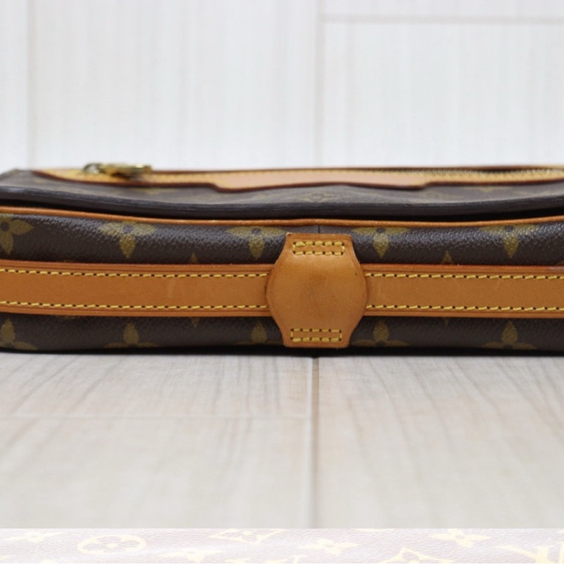 LV 開口笑斜背包-11