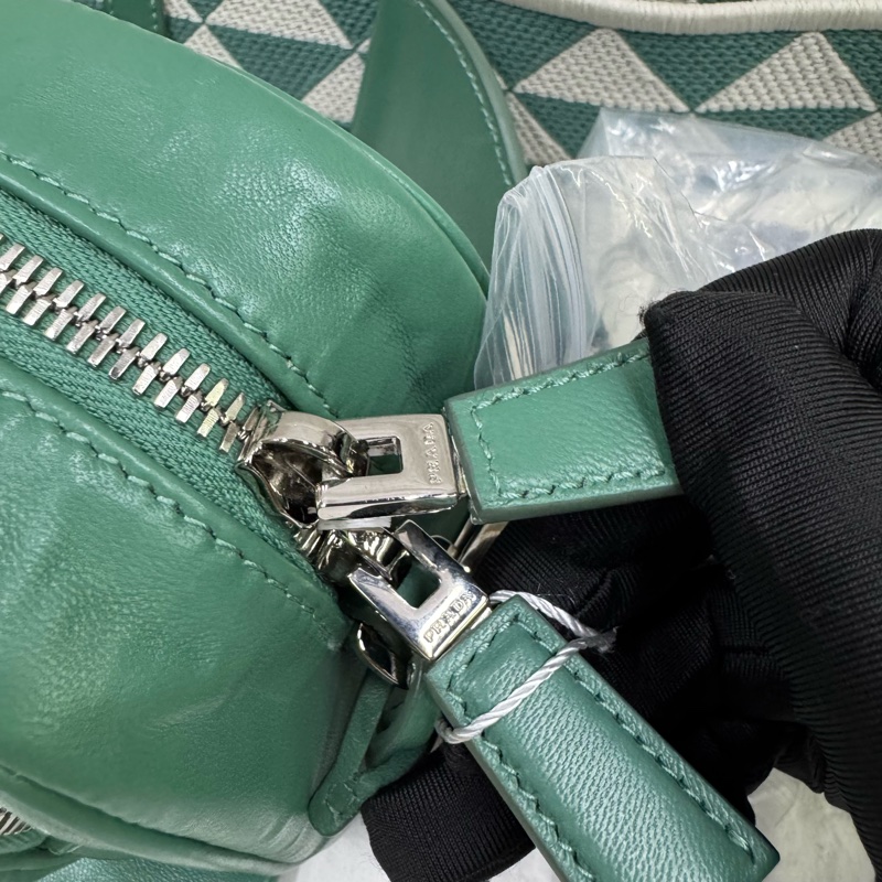 Prada全皮寬肩帶多口袋單肩包-1