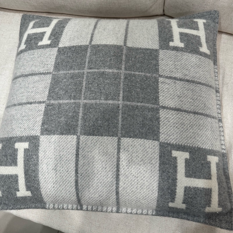 愛馬仕Hermes 抱枕 淺灰色-1