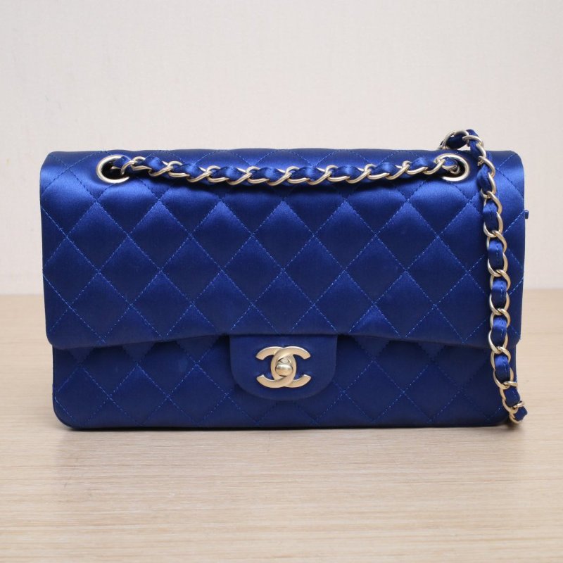 CHANEL CF口蓋包中號25.5藍色緞面18開磨砂金扣肩背包-1