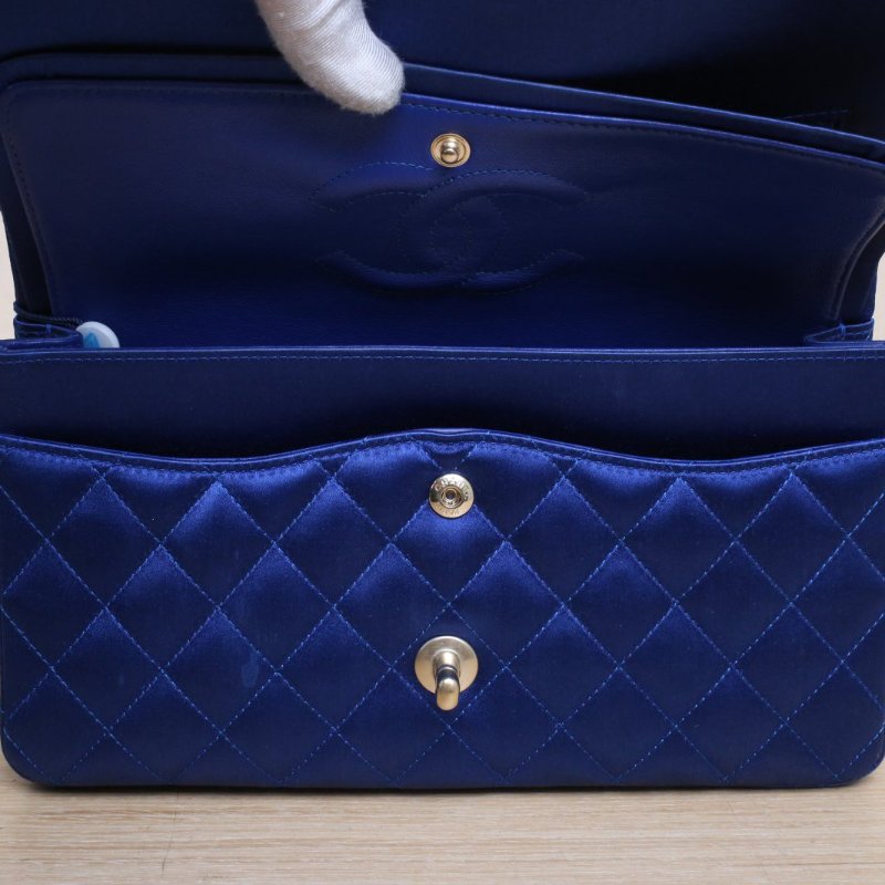 CHANEL CF口蓋包中號25.5藍色緞面18開磨砂金扣肩背包-3