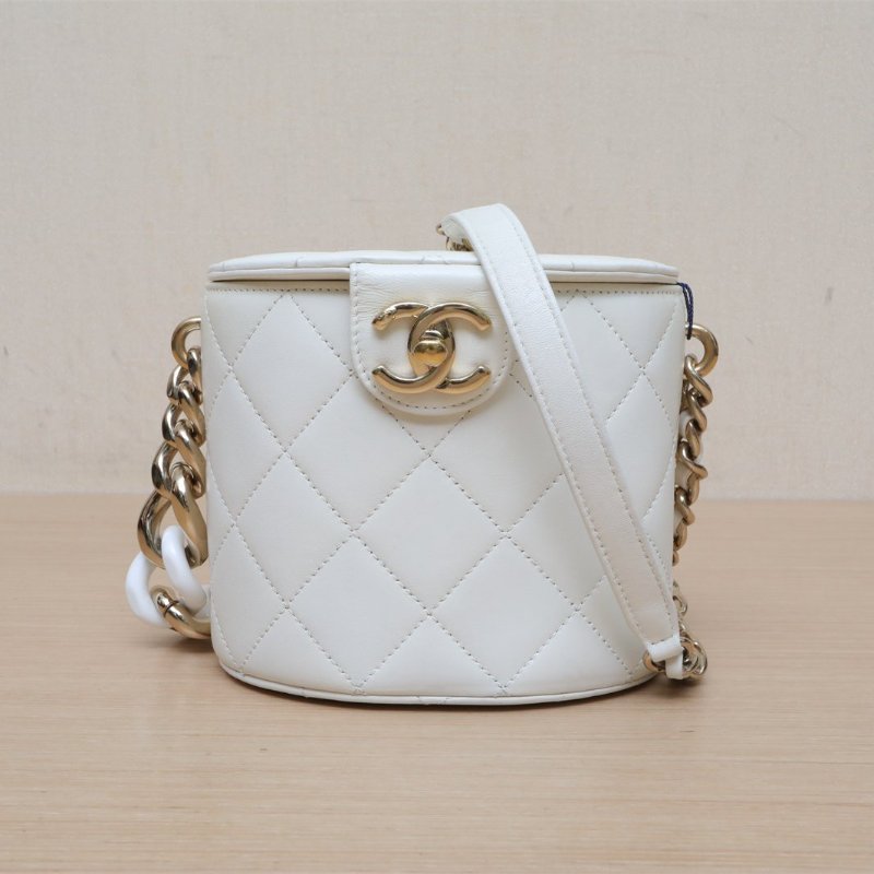CHANEL 20C圓桶化妝包金屬按扣帶鏡子15白色牛皮29開淺金扣亞克力拼皮穿鏈肩背包-1