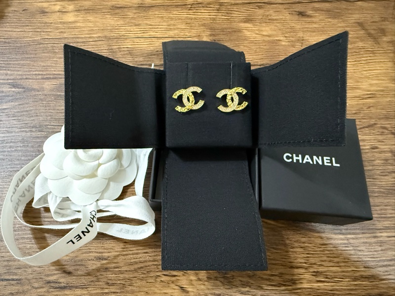 Chanel 經典 CC logo 26C 耳環 有鑽 全新-1
