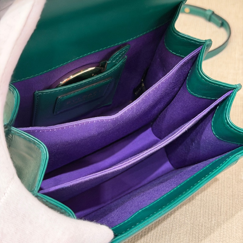 寶格麗Bvlgari Serpenti Forever祖母綠蛇頭鏈條手提風琴包-11