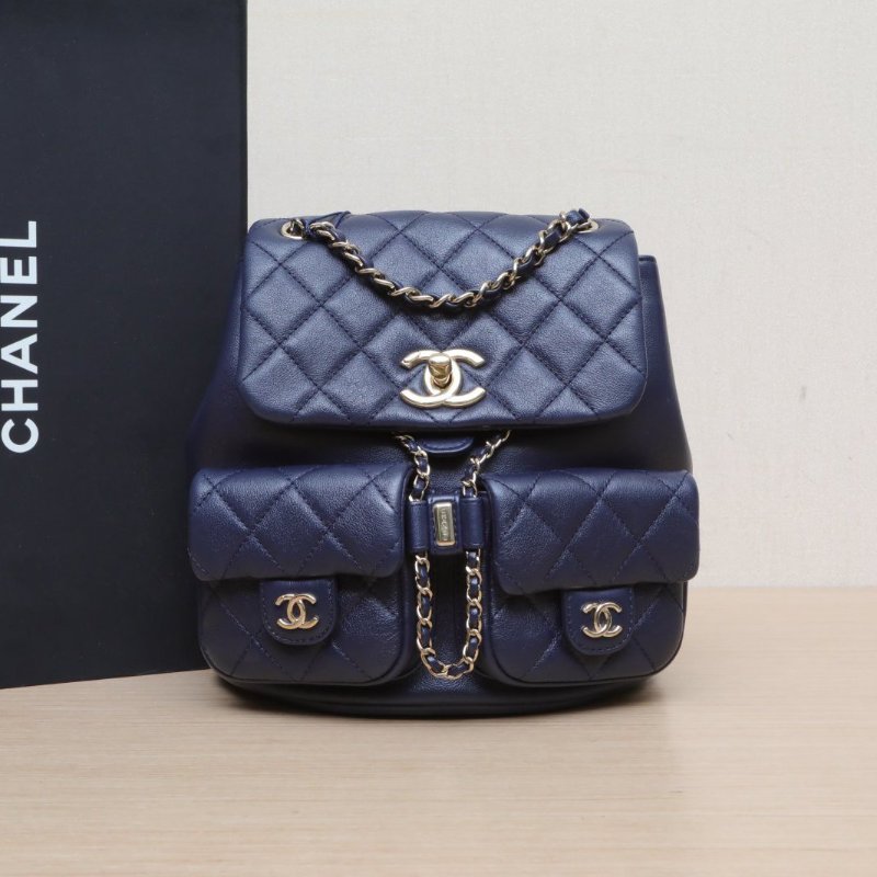 CHANEL Duma抽繩口蓋雙肩包雙口袋藍色牛皮晶片開淺金扣肩背包-0