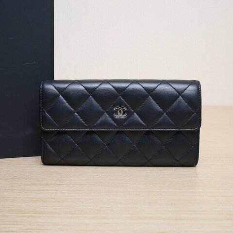 CHANEL 經典長款口蓋錢包黑色羊皮21開銀扣菱格紋肩背包