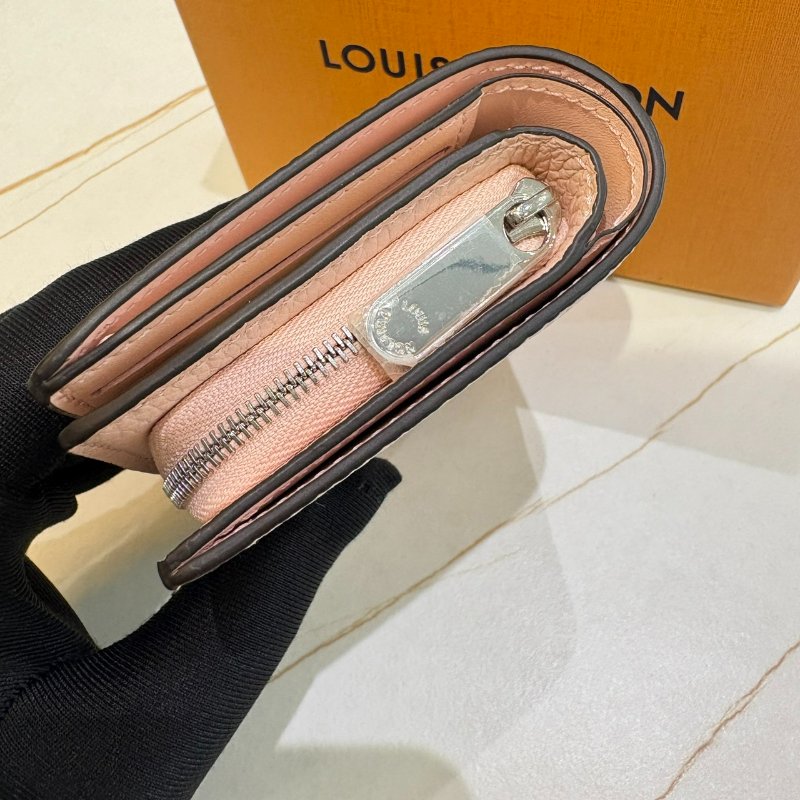 *SHIHNA名牌精品*LV Cléa Mahina鏤空雕花錢包 (茉莉粉)-3