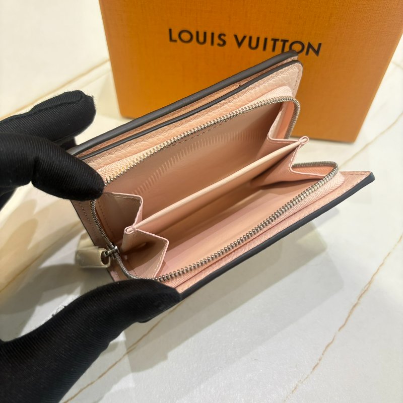 *SHIHNA名牌精品*LV Cléa Mahina鏤空雕花錢包 (茉莉粉)-7