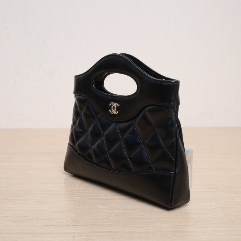 CHANEL 31BagNano橫版20.5黑色羊皮鐳射標金扣肩背包-4