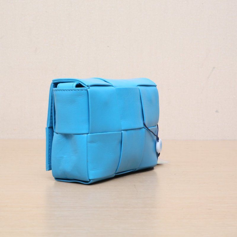 BOTTEGA VENETA CassetteMini12藍色牛皮肩背包-4