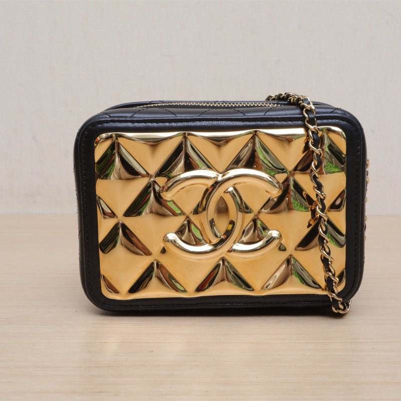 CHANEL 黑色羊皮31開金扣21KVanityCase相機包橫版無手柄14金屬鏡面肩背包-1