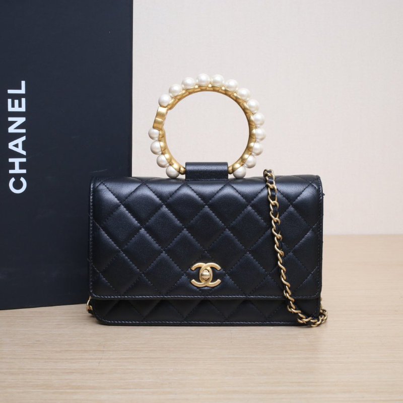 CHANEL 21ACF旋鈕WOC19黑色羊皮晶片開金扣珍珠圓環手柄肩背包-0