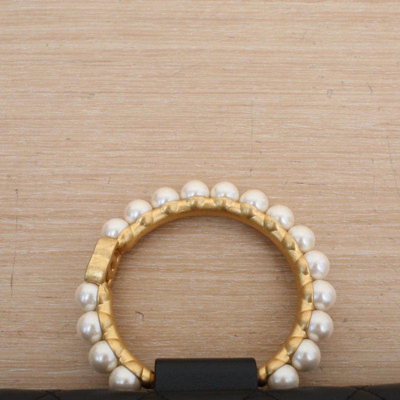 CHANEL 21ACF旋鈕WOC19黑色羊皮晶片開金扣珍珠圓環手柄肩背包-2