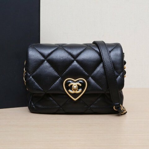 CHANEL 23S愛心琺瑯雙C方胖子黑色羊皮晶片開琺瑯扣肩背包