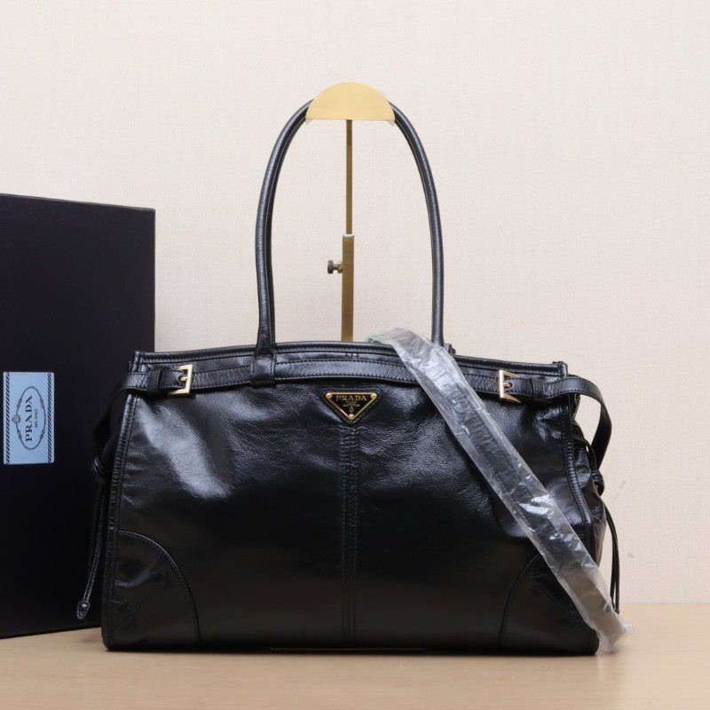 PRADA SoftLux大號黑色油蠟皮金扣肩背包-0