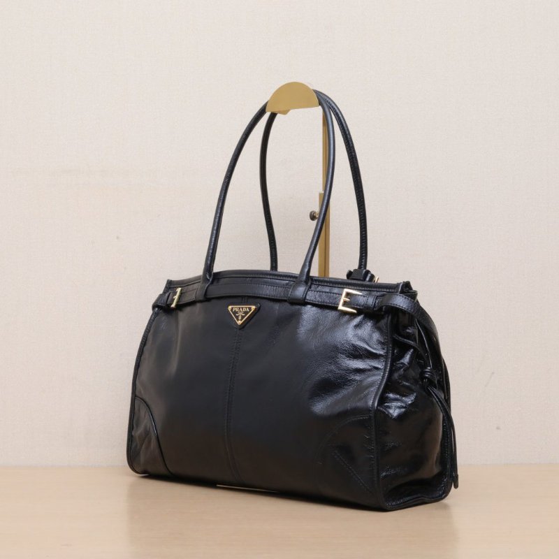 PRADA SoftLux大號黑色油蠟皮金扣肩背包-4