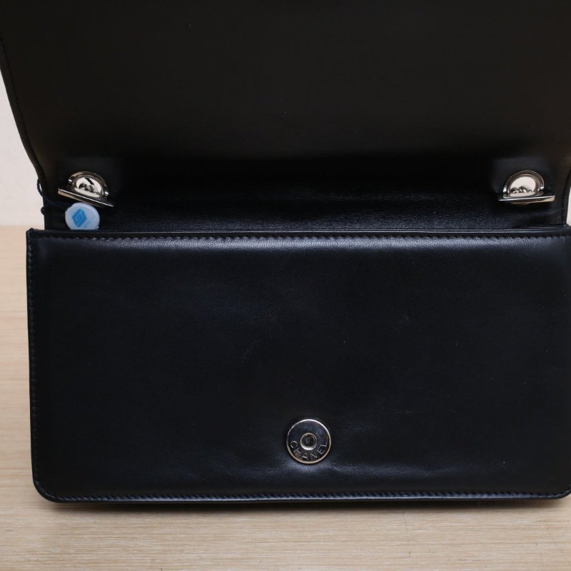 CHANEL 黑色漆皮19開銀扣亞克力積木包肩背包-2