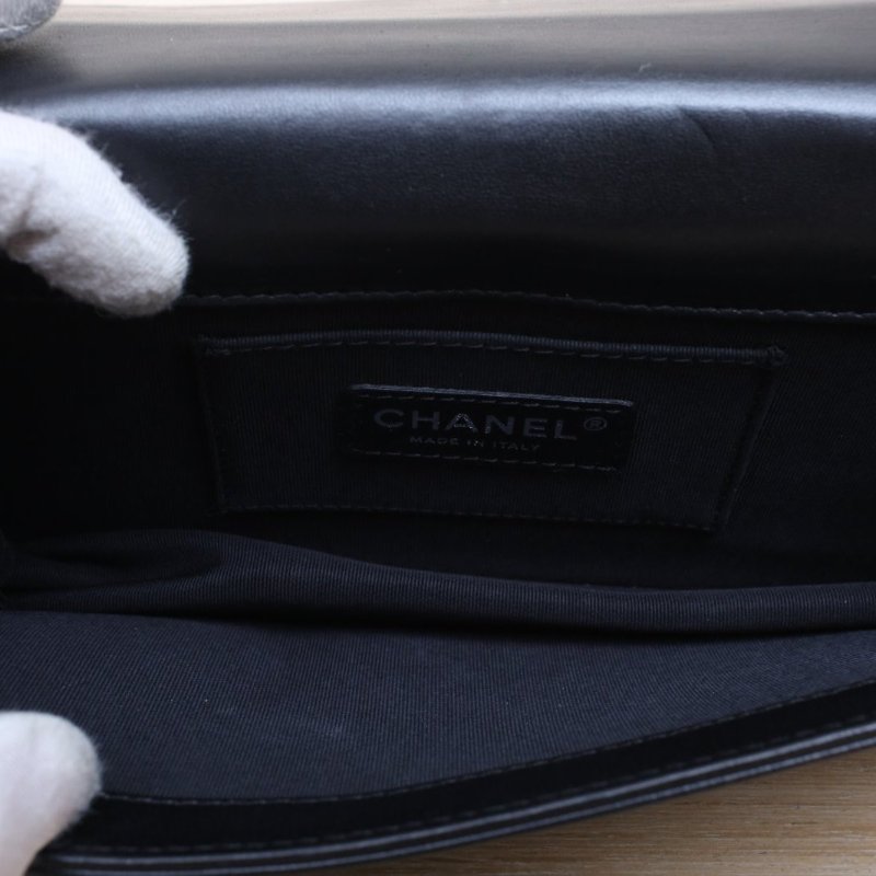 CHANEL 黑色漆皮19開銀扣亞克力積木包肩背包-3