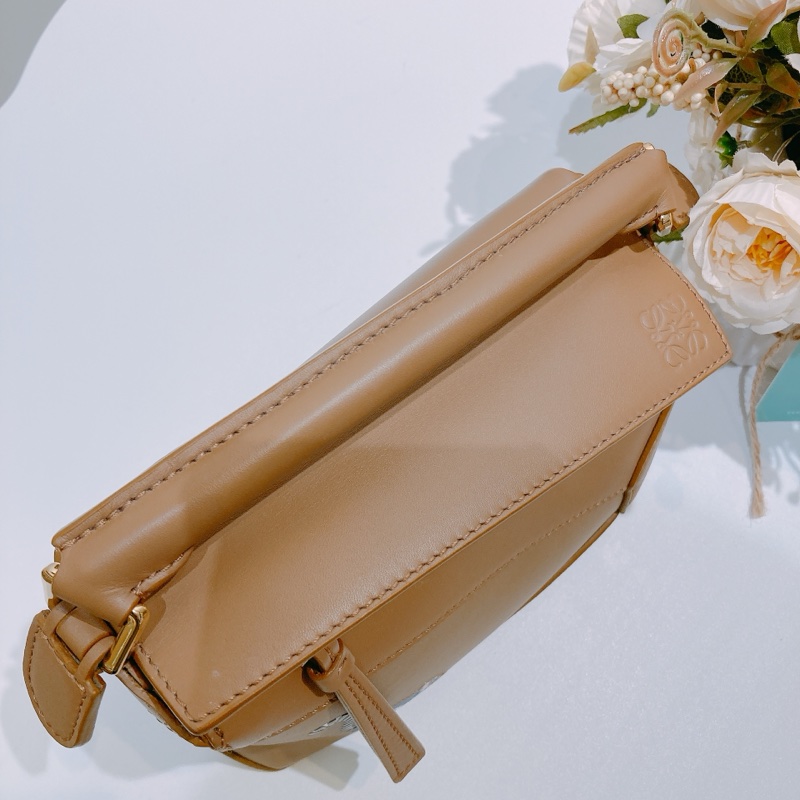 TW4565 LOEWE 羅威聯盛款迷你砌圖肩帶包包SUNA PUJITA LEMUR CALFSKIN MINI PUZZLE BAG-9