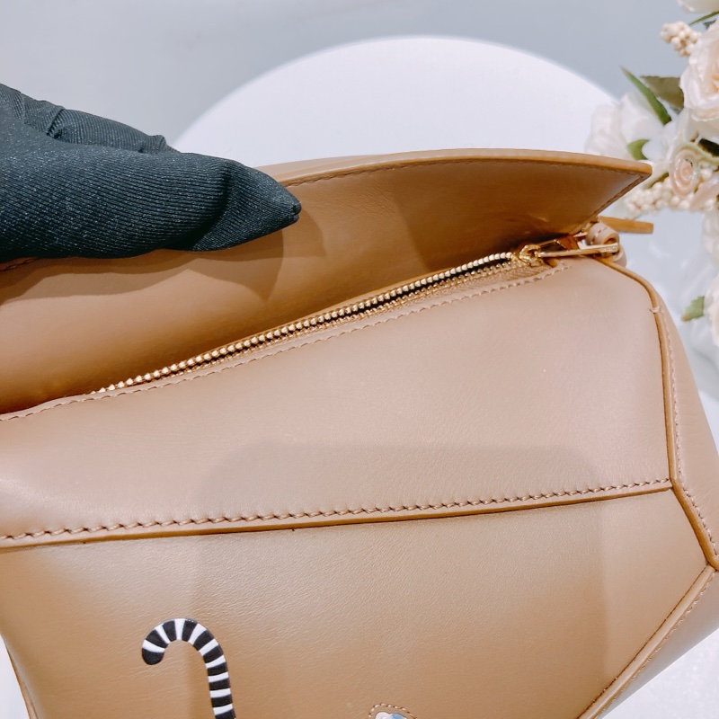 TW4565 LOEWE 羅威聯盛款迷你砌圖肩帶包包SUNA PUJITA LEMUR CALFSKIN MINI PUZZLE BAG-17