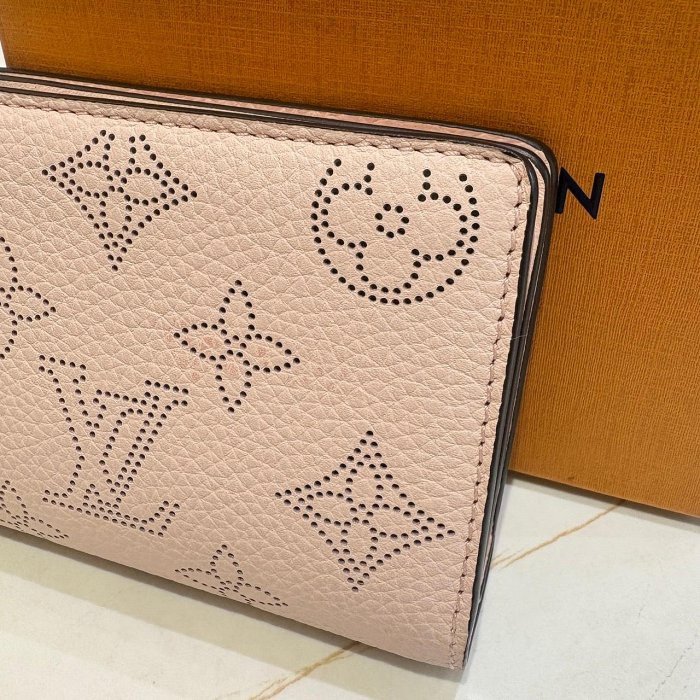 *SHIHNA名牌精品*LV Cléa Mahina鏤空雕花錢包 (茉莉粉)-2