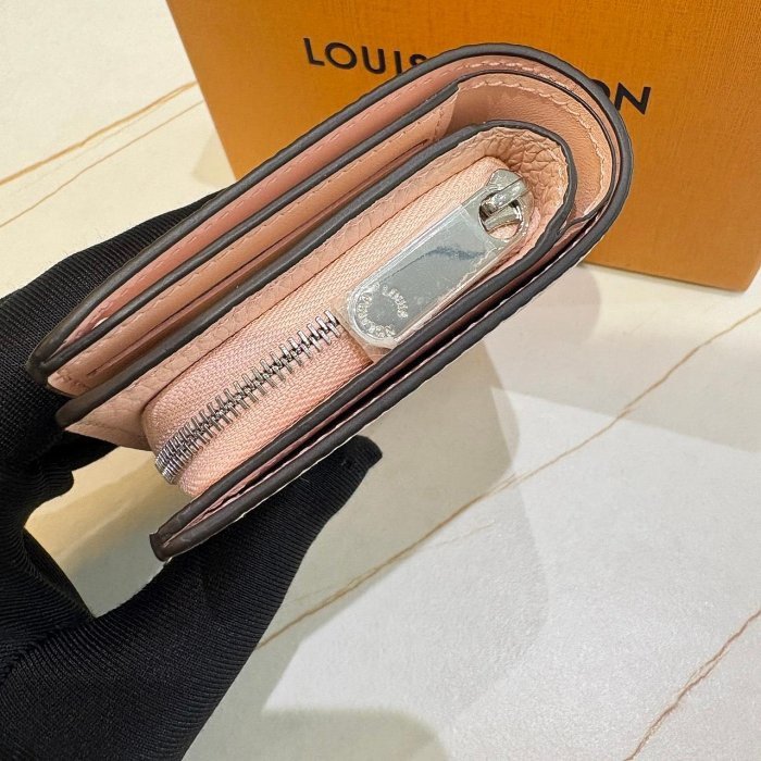 *SHIHNA名牌精品*LV Cléa Mahina鏤空雕花錢包 (茉莉粉)-3