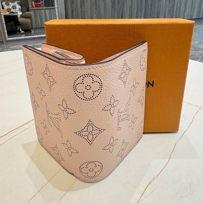 *SHIHNA名牌精品*LV Cléa Mahina鏤空雕花錢包 (茉莉粉)-4