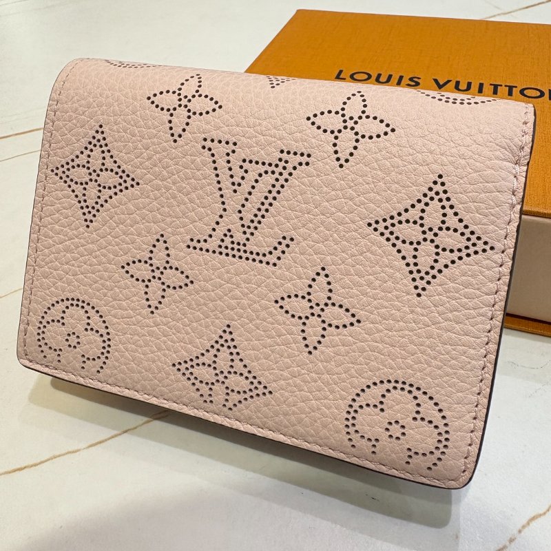 *SHIHNA名牌精品* LV M82758 Cléa Mahina鏤空雕花錢包 (茉莉粉)-0