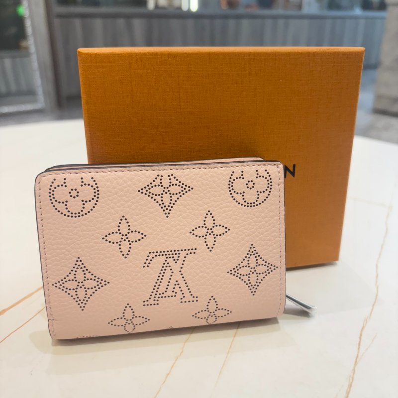 *SHIHNA名牌精品* LV M82758 Cléa Mahina鏤空雕花錢包 (茉莉粉)-2