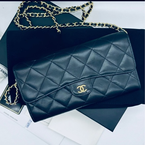 CHANEL CLASSIC FLAG WALLET ON CHAIN