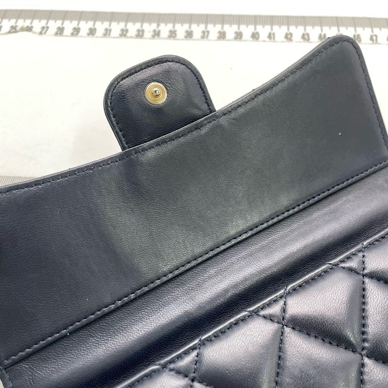 CHANEL CLASSIC FLAG WALLET ON CHAIN-15