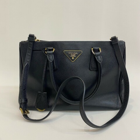 Prada/普拉達黑色殺手手提斜挎包。