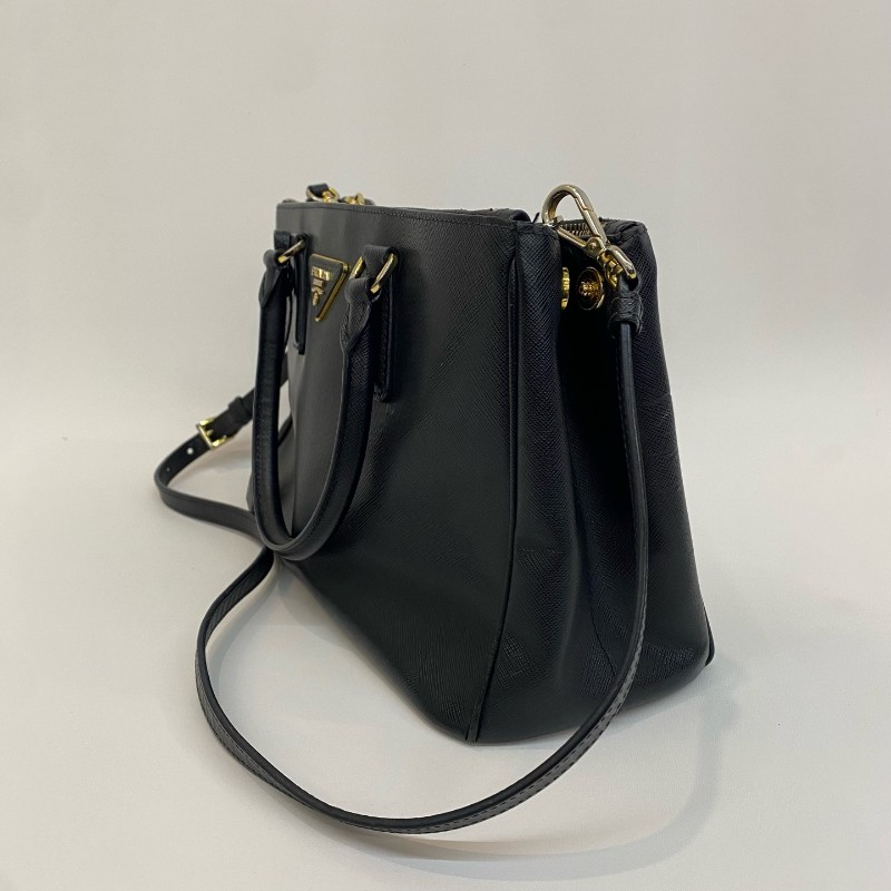 Prada/普拉達黑色殺手手提斜挎包。-3