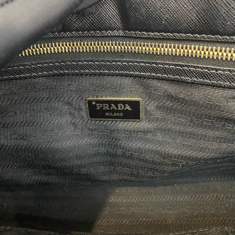 Prada/普拉達黑色殺手手提斜挎包。-8