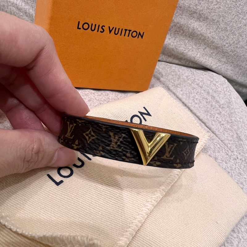 Louis Vuitton V 字花紋圖案手環-9