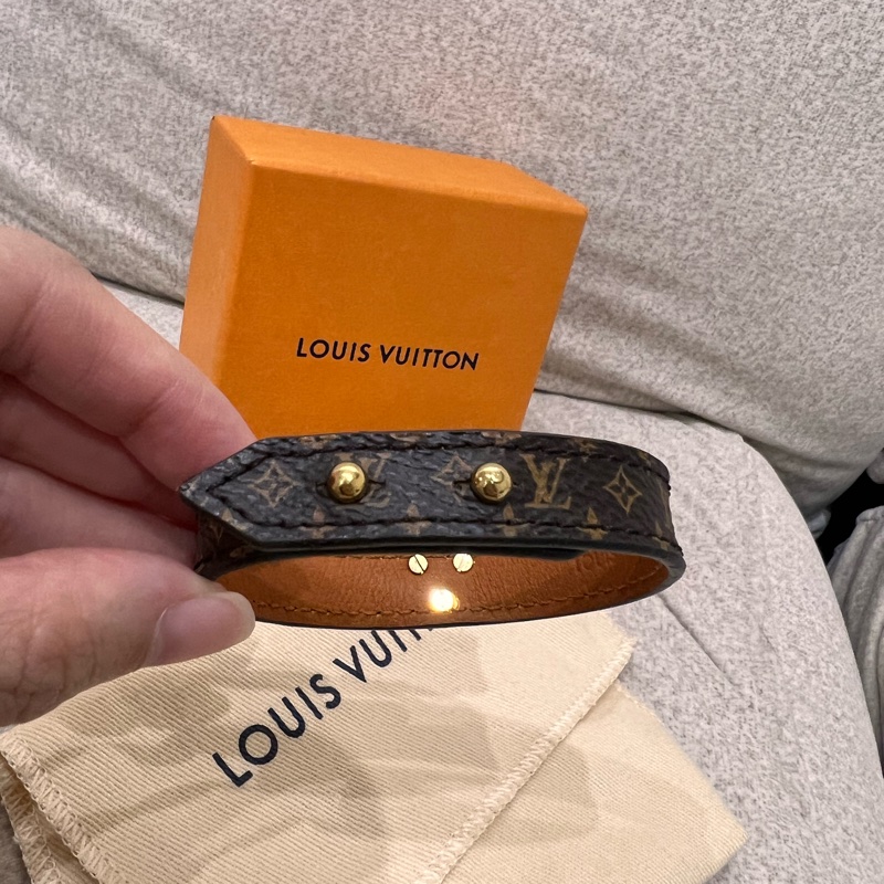 Louis Vuitton V 字花紋圖案手環-18