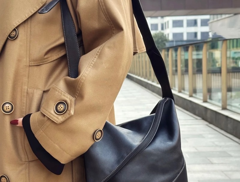 日本中古品LOEWE黑金 全皮雲朵水桶肩背斜挎包-1