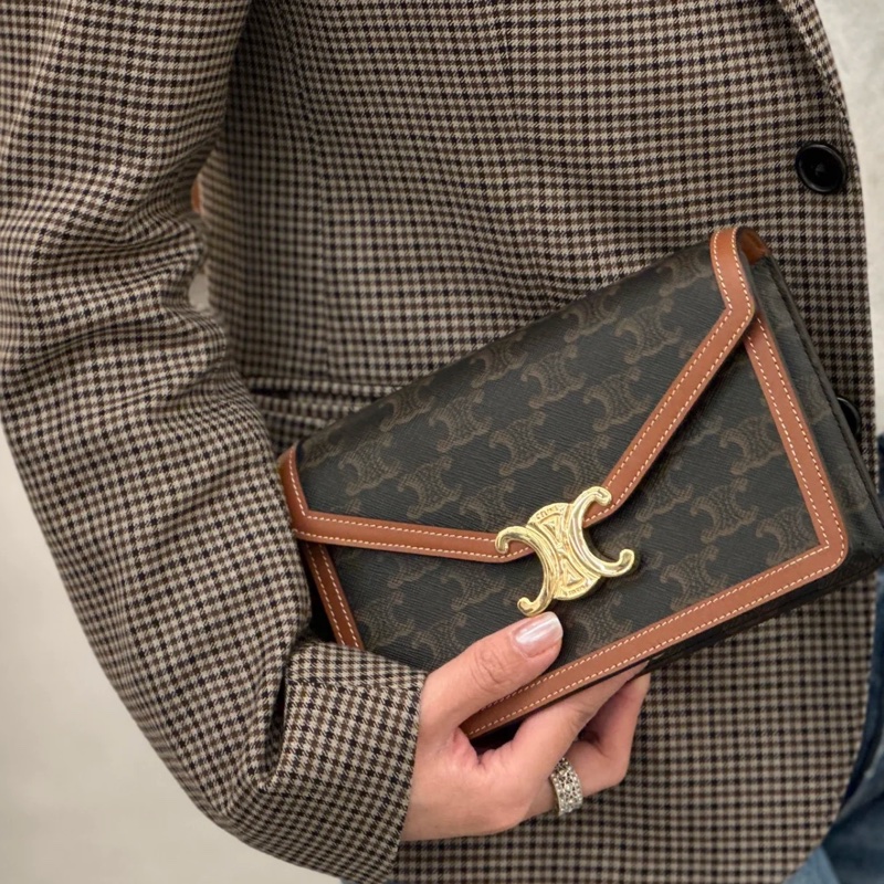 Cp值超高😍99新日常必備🆕Celine 凱旋門logo老花鏈條Woc斜挎單肩包-2