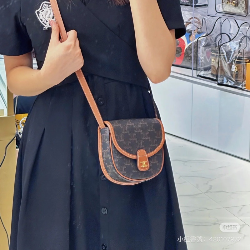 小包爆款來襲😻Celine凱旋門老花BESACEmini馬鞍包單肩斜挎包-6