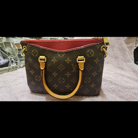 LV 經典老花傳奇紅色 PM 手提肩背包